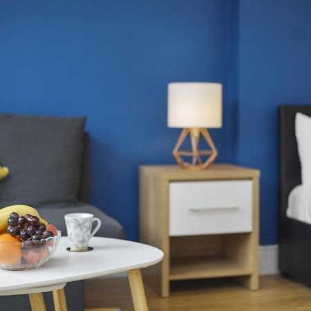 Studio Apartment By Homely Stays Лондон Экстерьер фото