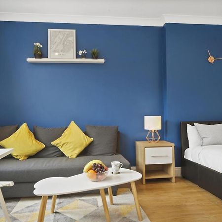Studio Apartment By Homely Stays Лондон Экстерьер фото