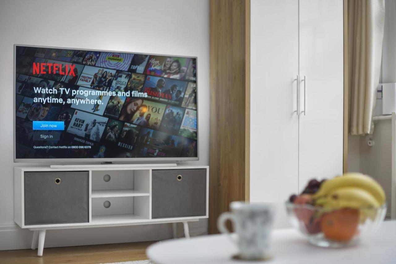 Studio Apartment By Homely Stays Лондон Экстерьер фото
